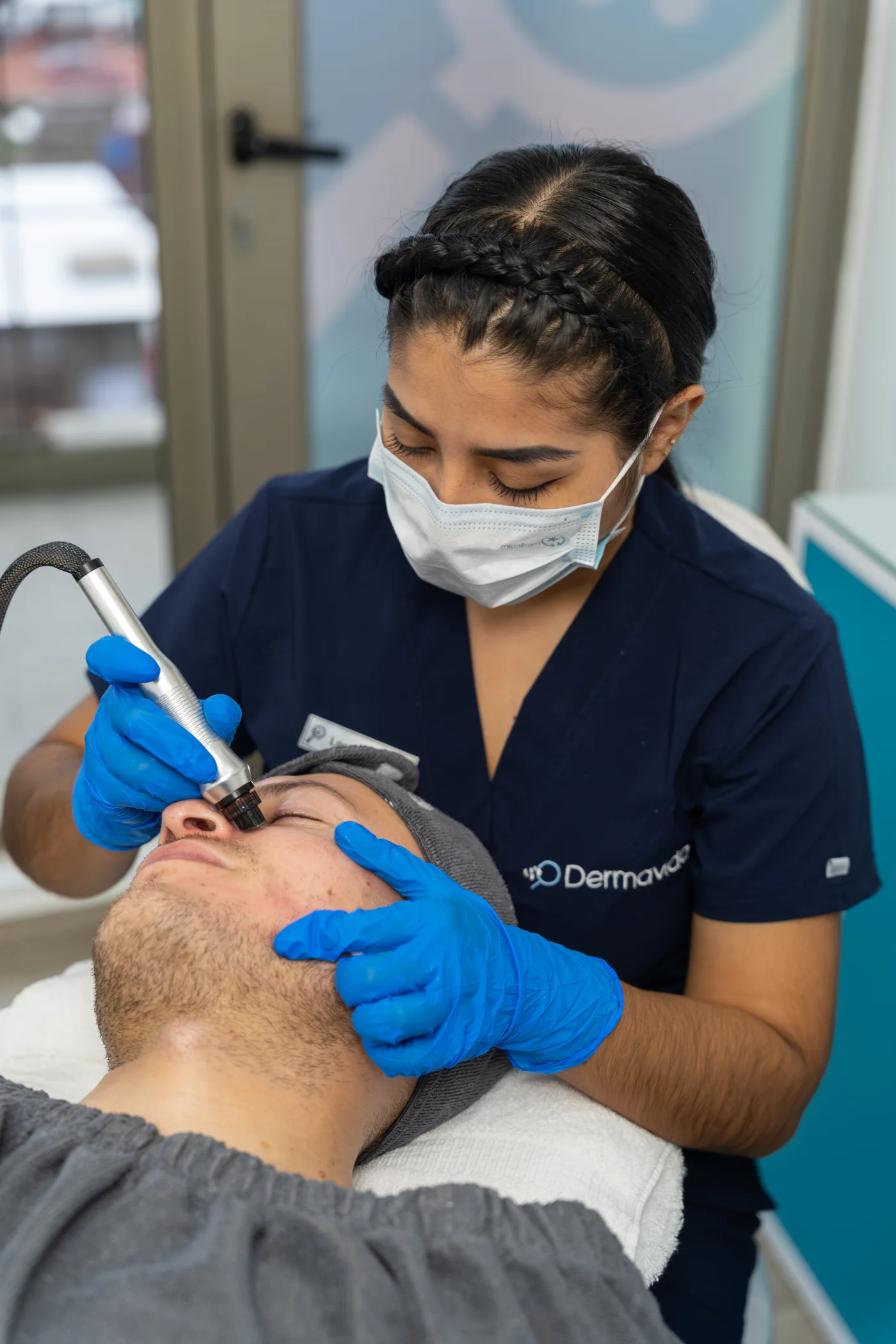 Cuidado facial realizado por el equipo Dermavida